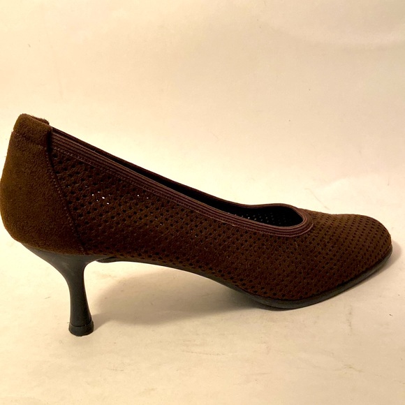 STUART WEITZMAN Brown Suede Perforated Eyelet Cut Out Pumps Kitten Heels 9-9.5 - Picture 3 of 6